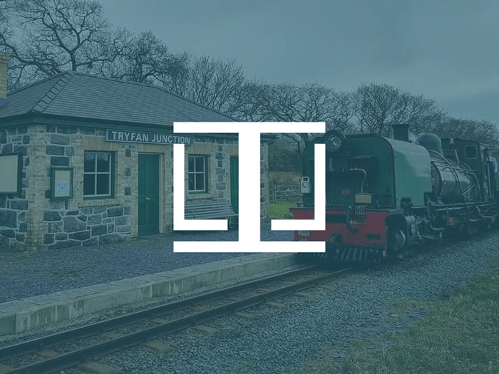 Llun dros dro gyda logo Cyngor Cymuned Llanwnda